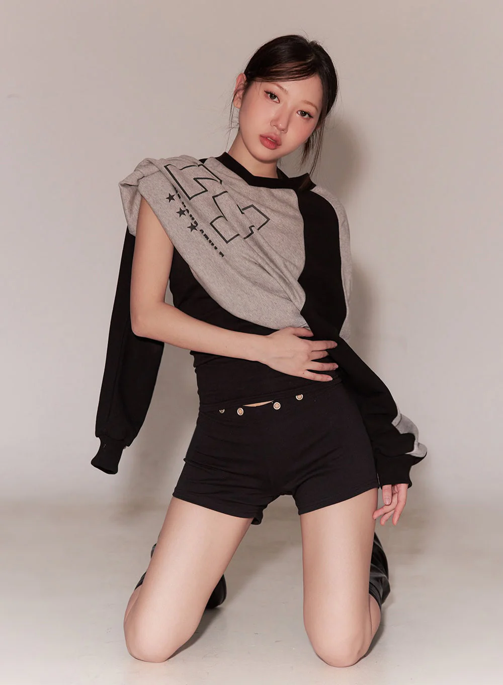 Graphic V-Neck Oversize Sweatshirt IM528 - Image 3