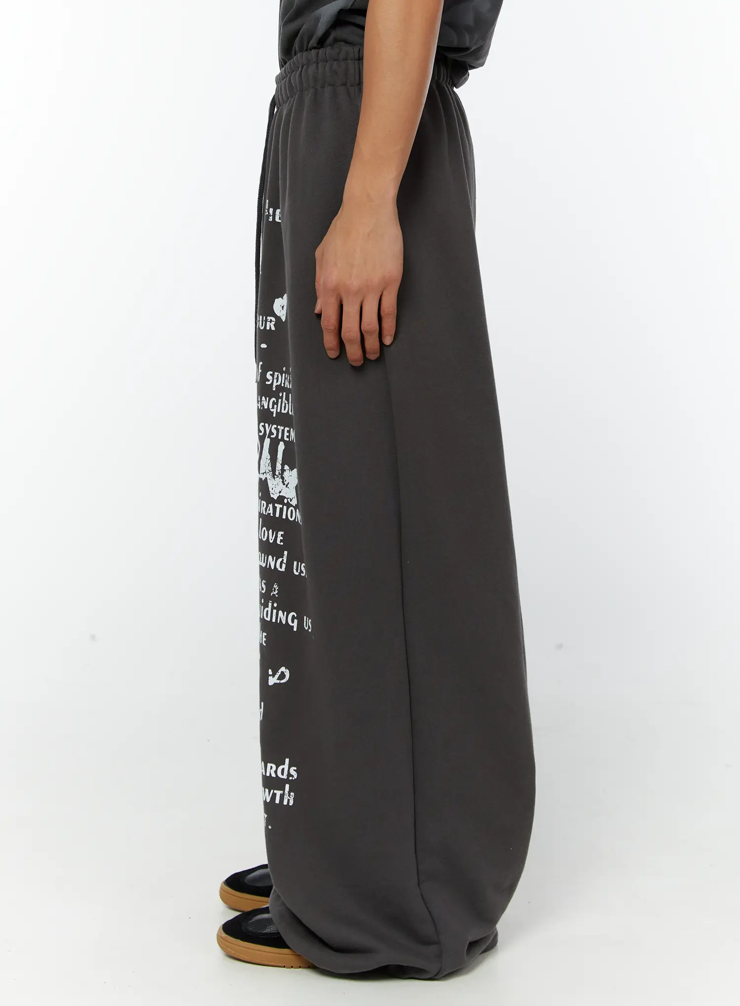 Men's Graphic Wide Leg Sweatpants (Dark Gray) IY513 - Image 4