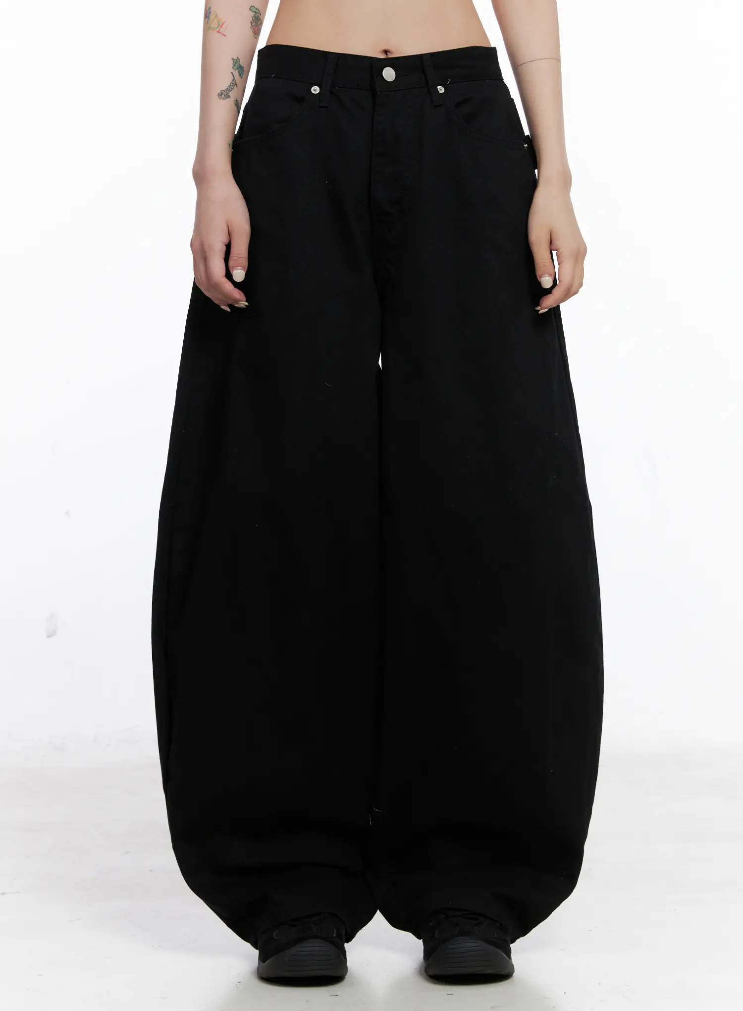 Nana Studded Belt Balloon Jeans CS512