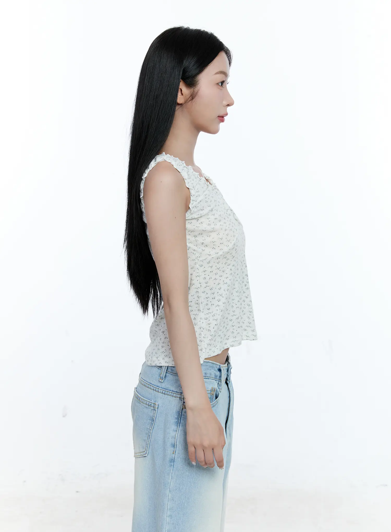 Ruffle V-Neck Sleeveless Top CG512 - Image 3