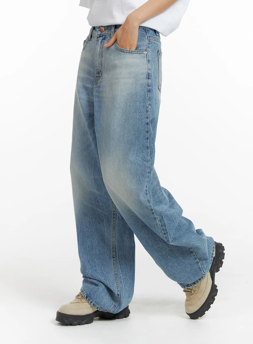 Washed Wide-Leg Jeans CF419 - Image 4